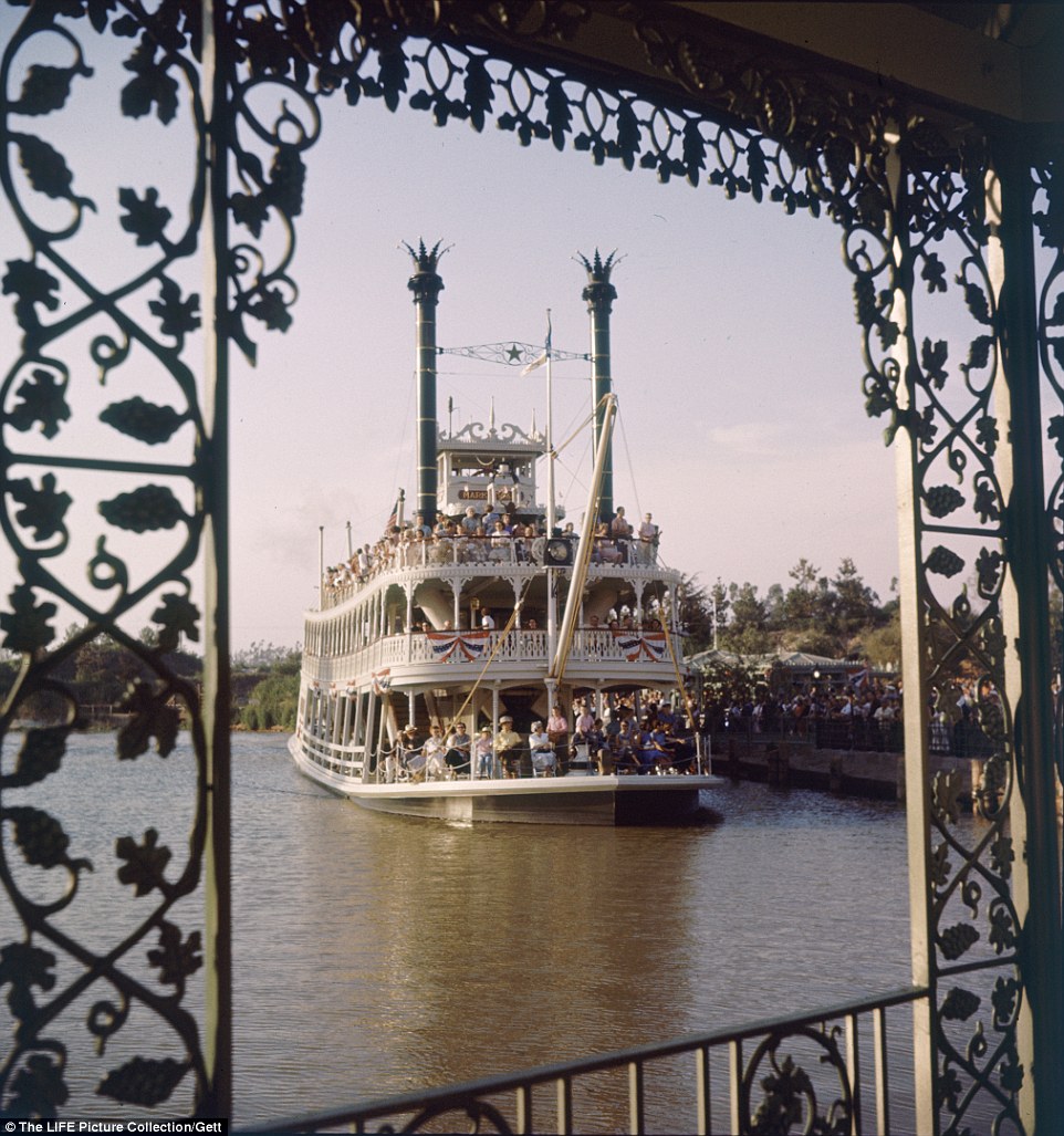 http://www.dailymail.co.uk/travel/travel_news/article-3323790/How-magic-began-Rare-photographs-reveal-excitement-chaos-Disneyland-s-opening-day-1955.html