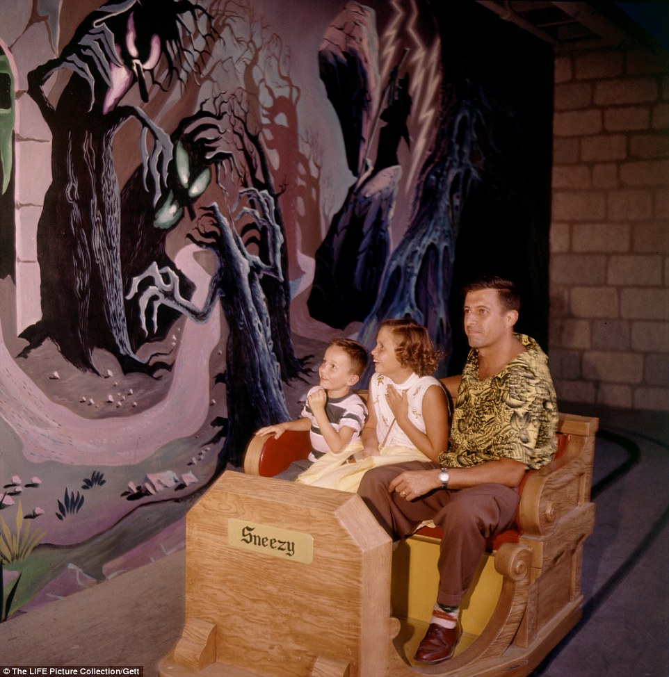http://www.dailymail.co.uk/travel/travel_news/article-3323790/How-magic-began-Rare-photographs-reveal-excitement-chaos-Disneyland-s-opening-day-1955.html