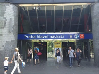 チェコ移住生活１４　プラハ城に次ぐ人気？カルルシュタイン城へのショートトリップ