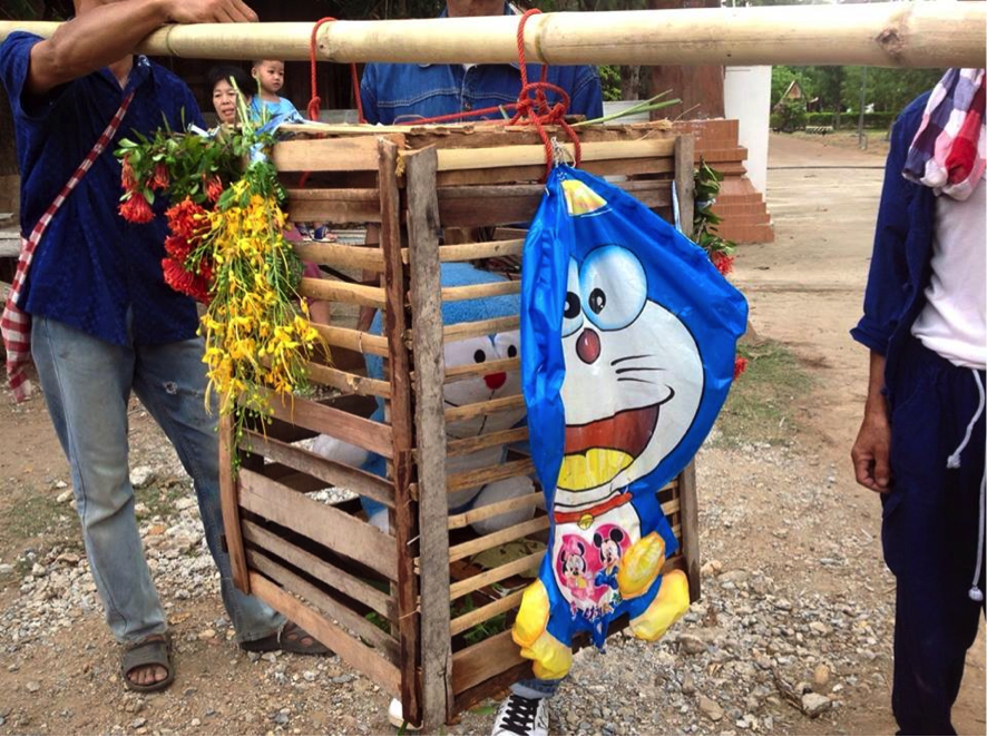 タイの雨乞いの儀式でネコ型ロボットドラえもんが標的にされる！