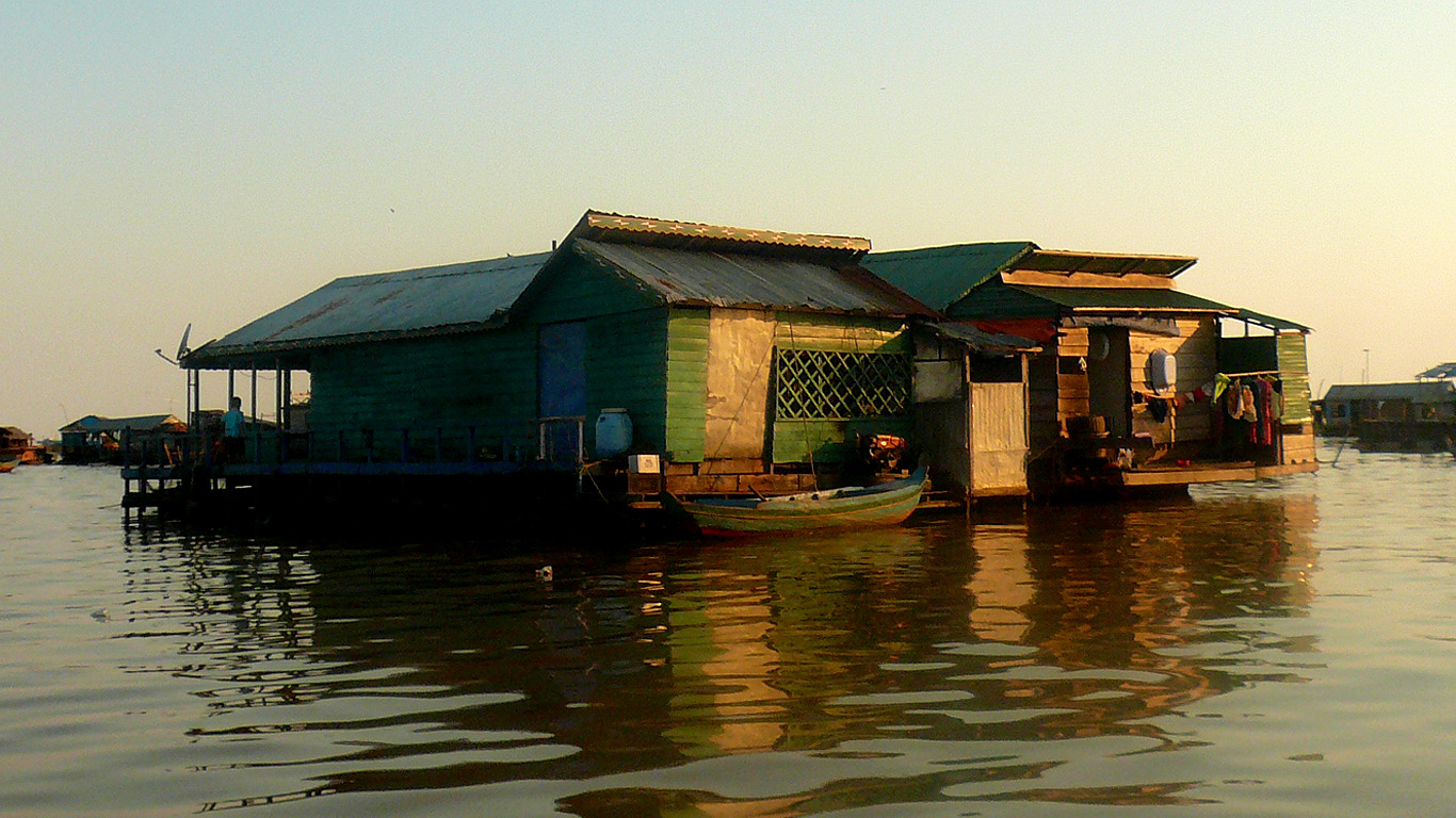 「カンボジアの心臓」トンレサップ湖　　　世界最大の水上の町