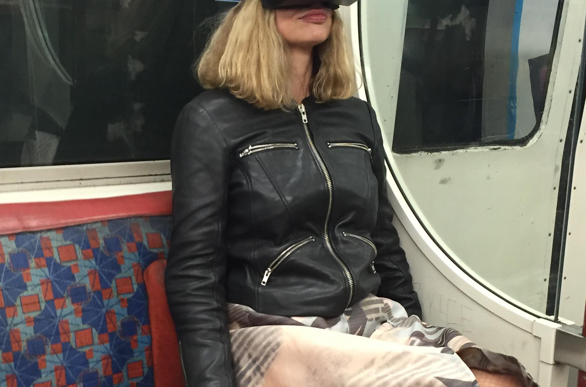 ロンドン地下鉄でバーチャルリアリティーヘッドセットOculus Riftをつけた通勤中の女性が目撃される