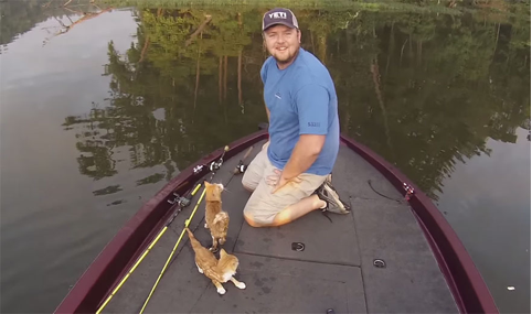 アメリカアラバマ州で釣りをしていたら猫が釣れた！